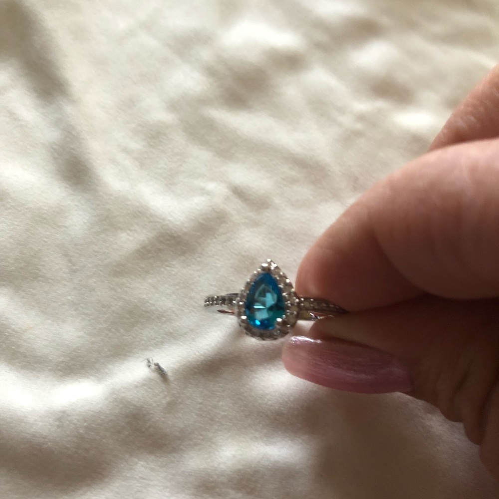 Blue and white topaz rings and earrings - Picture 7 of 8